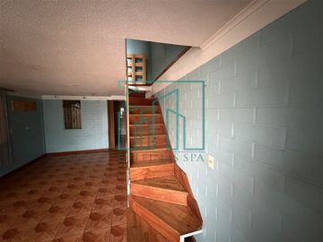 3D y 2B Cómoda casa de dos pisos.