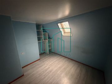 3D y 2B Cómoda casa de dos pisos.