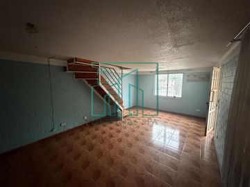 3D y 2B Cómoda casa de dos pisos.