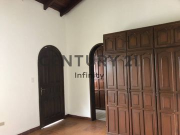 VENDO Casa en Cumbaya Jardines del Este