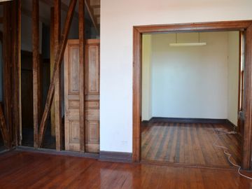 Casa Cerro Alegre sector turistico y patrimonial ideal para lofts.-