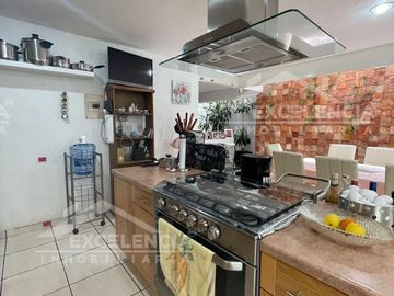 VENTA DE CASA  MUY ILUMINADA Y AMPLIA EN FRACC. PERIODISTAS ( OCOLUSEN )