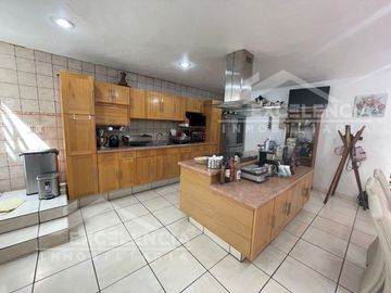VENTA DE CASA  MUY ILUMINADA Y AMPLIA EN FRACC. PERIODISTAS ( OCOLUSEN )
