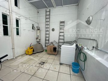 VENTA DE CASA  MUY ILUMINADA Y AMPLIA EN FRACC. PERIODISTAS ( OCOLUSEN )