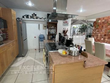 VENTA DE CASA  MUY ILUMINADA Y AMPLIA EN FRACC. PERIODISTAS ( OCOLUSEN )