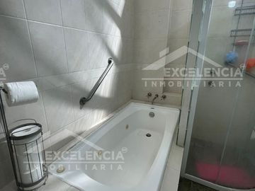 VENTA DE CASA  MUY ILUMINADA Y AMPLIA EN FRACC. PERIODISTAS ( OCOLUSEN )