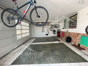 VENTA DE CASA  MUY ILUMINADA Y AMPLIA EN FRACC. PERIODISTAS ( OCOLUSEN )