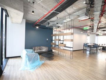 Oficina amobladas moderno edificio A Plus Metro Manuel Montt