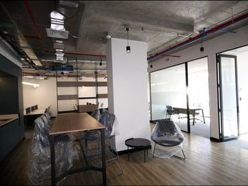 Oficina amobladas moderno edificio A Plus Metro Manuel Montt