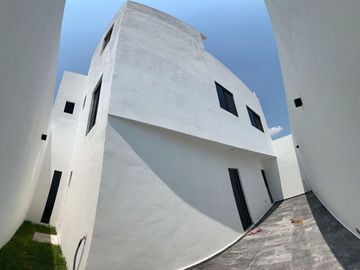 CASA NUEVA, INDEPENDIENTE, CON HERMOSA VISTA AL LAGO