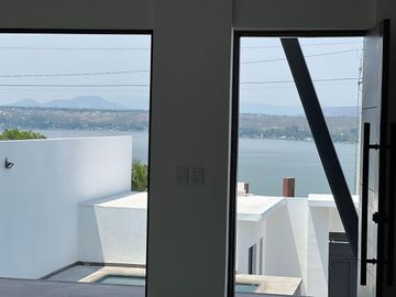 CASA NUEVA, INDEPENDIENTE, CON HERMOSA VISTA AL LAGO