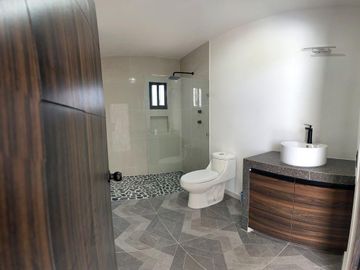 CASA NUEVA, INDEPENDIENTE, CON HERMOSA VISTA AL LAGO