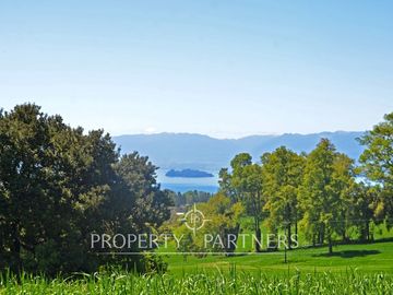 Campo linda vista al lago