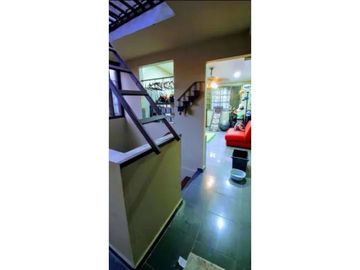 SE VENDE HERMOSA CASA TRES NIVELES SEMI AMOBLADA CON  4REC/300MTS