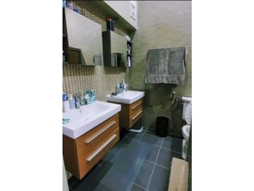 SE VENDE HERMOSA CASA TRES NIVELES SEMI AMOBLADA CON  4REC/300MTS