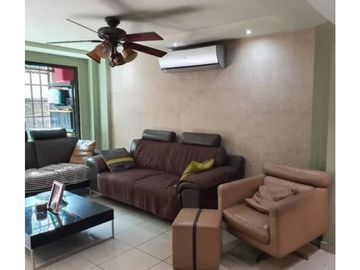 SE VENDE HERMOSA CASA TRES NIVELES SEMI AMOBLADA CON  4REC/300MTS