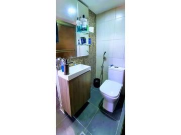 SE VENDE HERMOSA CASA TRES NIVELES SEMI AMOBLADA CON  4REC/300MTS