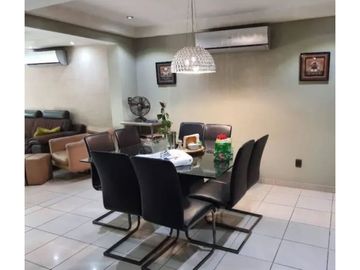 SE VENDE HERMOSA CASA TRES NIVELES SEMI AMOBLADA CON  4REC/300MTS