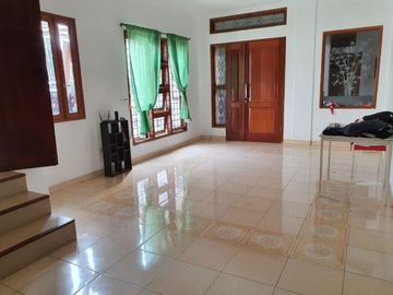 Rumah 2 lantai, asri, nyaman dan tenang, strategis dekat lapangan golf pangkalan jati