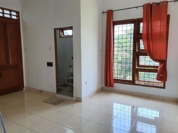 Rumah 2 lantai, asri, nyaman dan tenang, strategis dekat lapangan golf pangkalan jati