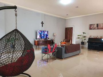 Rumah 2 lantai, asri, nyaman dan tenang, strategis dekat lapangan golf pangkalan jati
