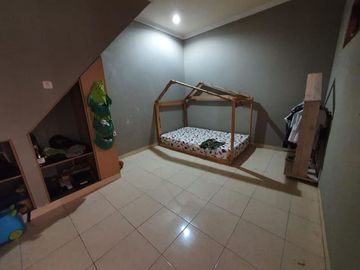 Rumah 2 lantai, asri, nyaman dan tenang, strategis dekat lapangan golf pangkalan jati