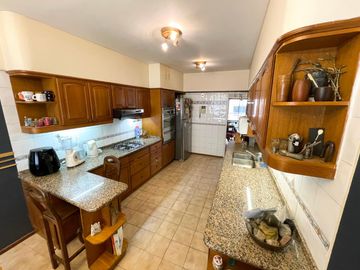 PISO EXCLUSIVO EN EXCELENTE ZONA ,  170M2,  4 HABITACIONES, 3 BAÑOS COMPLETO ( 2 EN SUITE )+ TOILETTE , DOS ASCENSORES