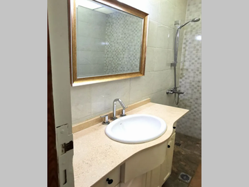 OPORTUNIDAD, IMPECABLE - Departamento en Venta en Almagro, 3 ambientes + dependencia, 80 m2 + balcón al frente - Av Rivadavia 3300