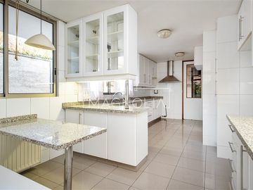 Casa en venta de 6 dorm. en Las Condes