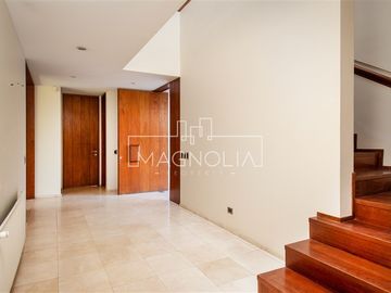 Casa en venta de 6 dorm. en Las Condes