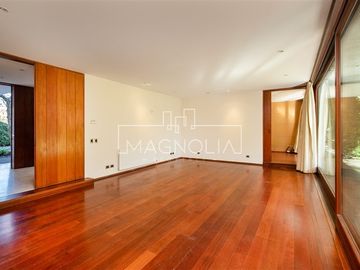 Casa en venta de 6 dorm. en Las Condes