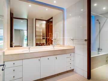 Casa en venta de 6 dorm. en Las Condes