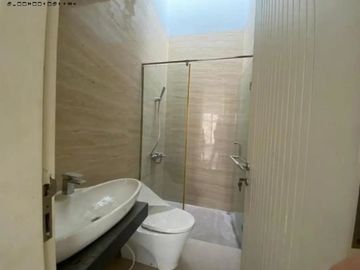 Rumah Manyar Kertoarjo STRATEGIS, CARPORT 2, GARASI 2