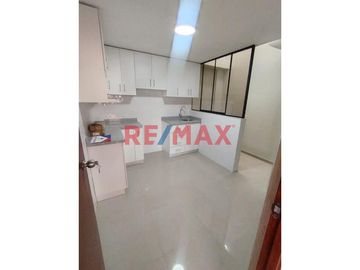 En venta impecable departamento ubicado entre la Av José Olaya con Calle Balarezo,          Chorrillos, a 300 metros del Malecón Grau.  Zona rodeada d