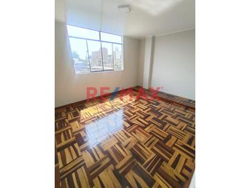En venta impecable departamento ubicado entre la Av José Olaya con Calle Balarezo,          Chorrillos, a 300 metros del Malecón Grau.  Zona rodeada d