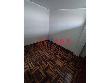 En venta impecable departamento ubicado entre la Av José Olaya con Calle Balarezo,          Chorrillos, a 300 metros del Malecón Grau.  Zona rodeada d