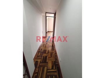 En venta impecable departamento ubicado entre la Av José Olaya con Calle Balarezo,          Chorrillos, a 300 metros del Malecón Grau.  Zona rodeada d