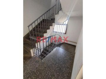 En venta impecable departamento ubicado entre la Av José Olaya con Calle Balarezo,          Chorrillos, a 300 metros del Malecón Grau.  Zona rodeada d