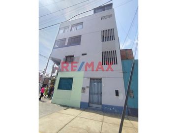 En venta impecable departamento ubicado entre la Av José Olaya con Calle Balarezo,          Chorrillos, a 300 metros del Malecón Grau.  Zona rodeada d