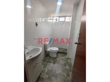 En venta impecable departamento ubicado entre la Av José Olaya con Calle Balarezo,          Chorrillos, a 300 metros del Malecón Grau.  Zona rodeada d