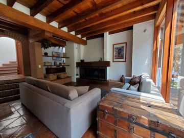 ENCANTADORA CASA ESTILO VALLESANA, UBICADA EN AVANDARO