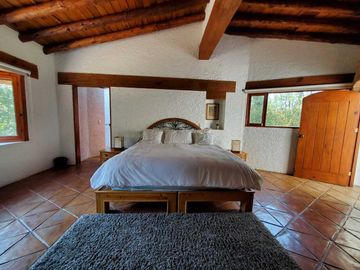 ENCANTADORA CASA ESTILO VALLESANA, UBICADA EN AVANDARO