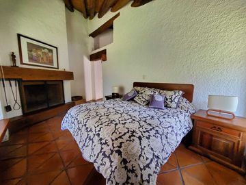 ENCANTADORA CASA ESTILO VALLESANA, UBICADA EN AVANDARO
