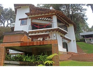 ENCANTADORA CASA ESTILO VALLESANA, UBICADA EN AVANDARO