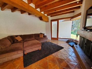 ENCANTADORA CASA ESTILO VALLESANA, UBICADA EN AVANDARO