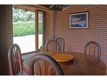 ENCANTADORA CASA ESTILO VALLESANA, UBICADA EN AVANDARO