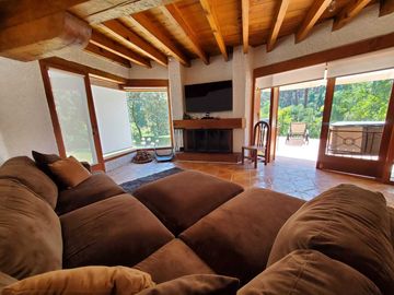 ENCANTADORA CASA ESTILO VALLESANA, UBICADA EN AVANDARO