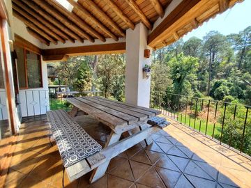 ENCANTADORA CASA ESTILO VALLESANA, UBICADA EN AVANDARO