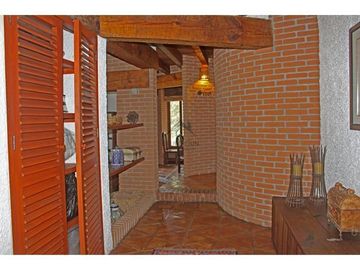 ENCANTADORA CASA ESTILO VALLESANA, UBICADA EN AVANDARO