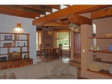 ENCANTADORA CASA ESTILO VALLESANA, UBICADA EN AVANDARO